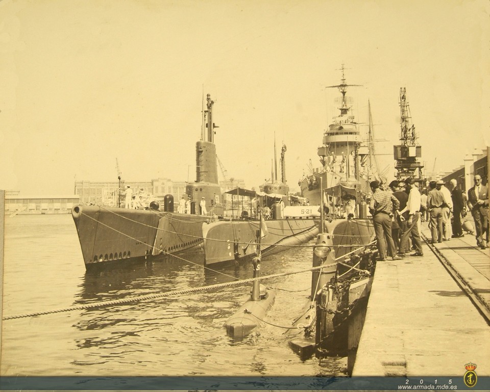 Año 1966, Semana Naval de Barcelona. Submarinos de distintos tipos atracados por la proa del crucero "Canarias".